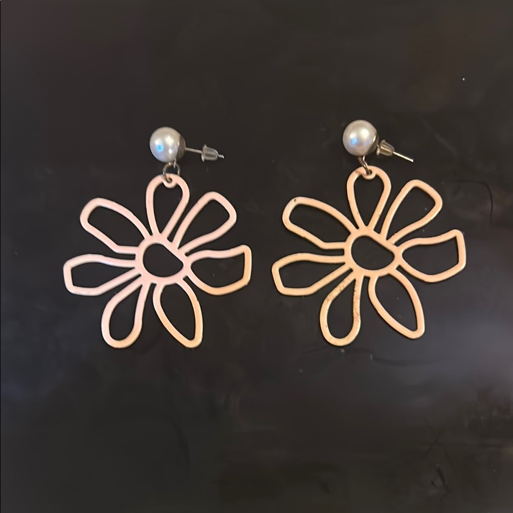 Peach Artistic Flower Earrings with Pearl Accent‎